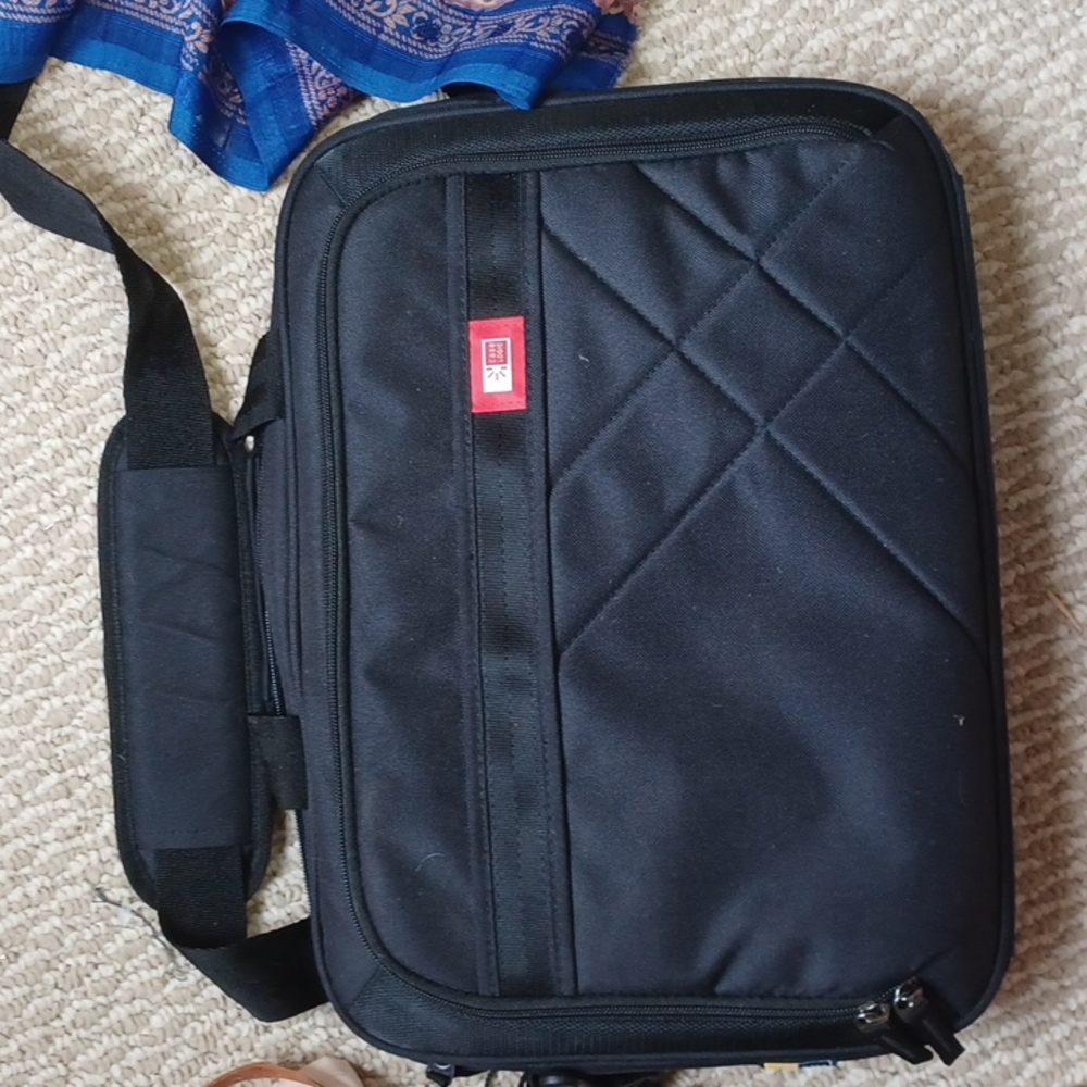 Case Logic Laptop Bag With Shoulder Strap And Handles New Condition Int And Ext
